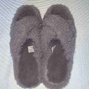 Women’s Fuzzy House slippers